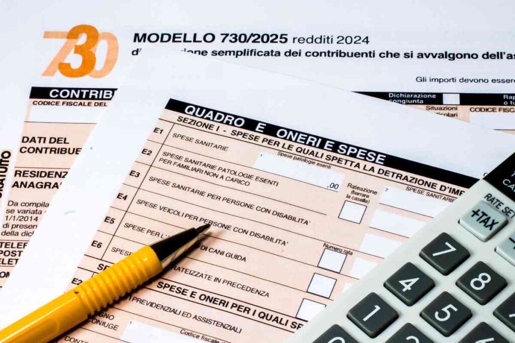 Fogli 730 2025, penna e calcolatrice