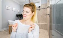 Bagno e donna con faccia disgustata