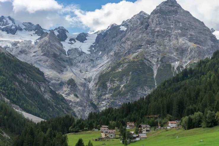 Montagne e paesino