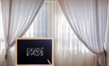 tende di casa e una scritta no