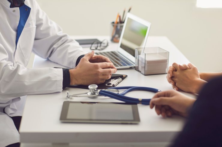 medico che parla con delle persone