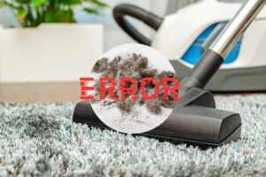 aspirapolvere su tappeto e scritta error