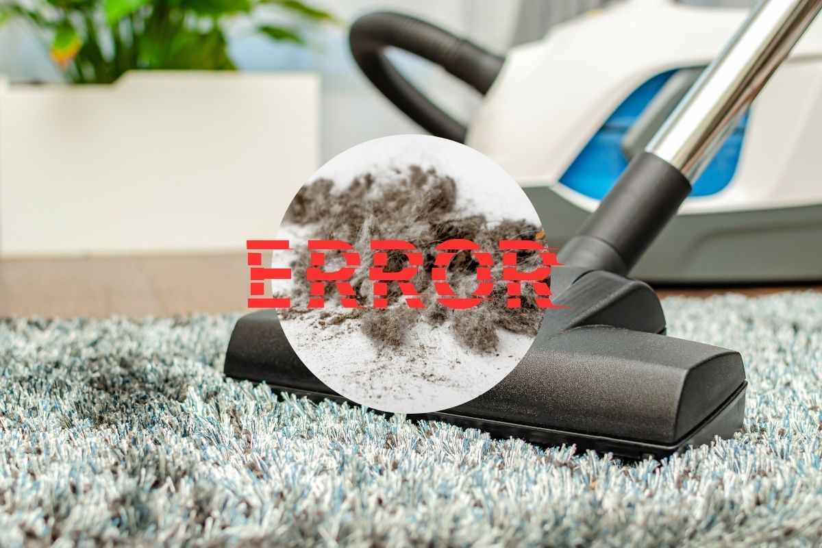 aspirapolvere su tappeto e scritta error