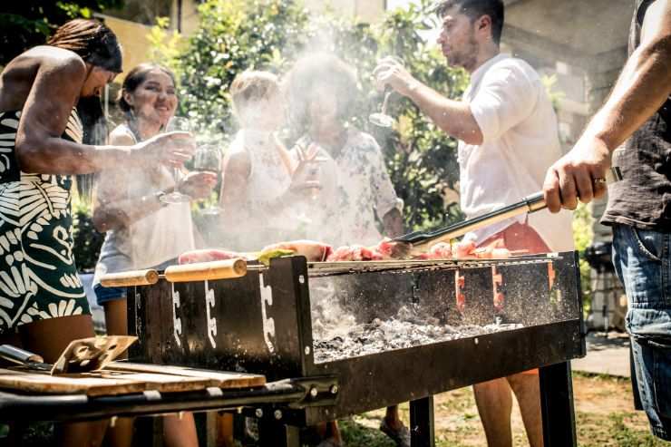 amici durante barbecue in condominio
