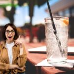 donna che ha un'idea e cocktail al sole