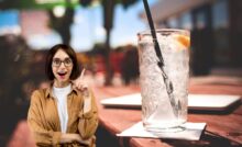 donna che ha un'idea e cocktail al sole