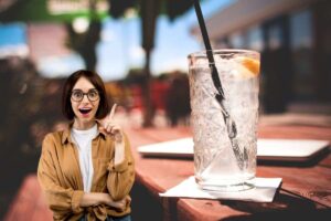donna che ha un'idea e cocktail al sole