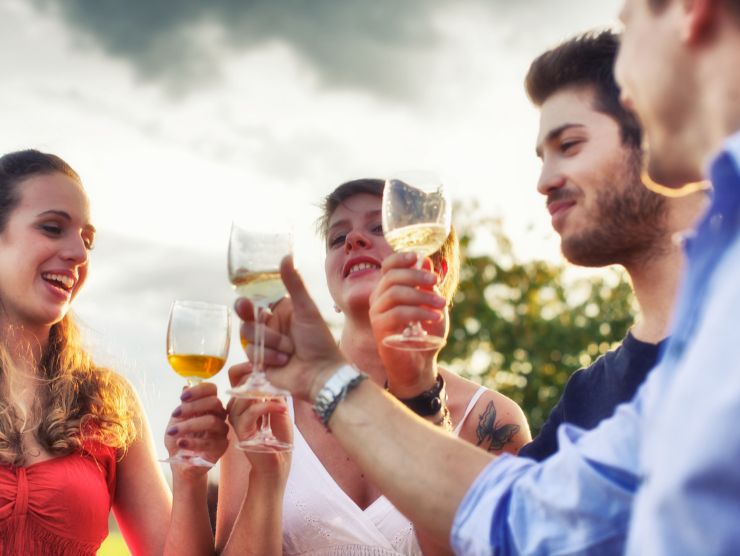 gruppo di amici che fanno l'aperitivo