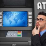 bancomat e uomo pensieroso