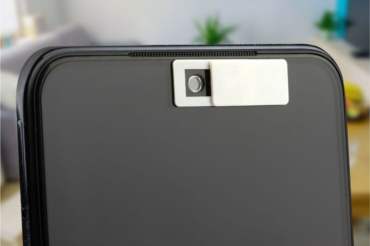 Dispositivo con fotocamera e sticker per coprirla