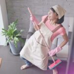 donna che balla mentre pulisce casa