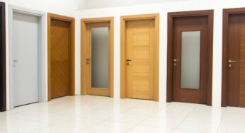 Nessuno sceglie più porte di legno in casa propria: la nuova moda elegante degli interior designer