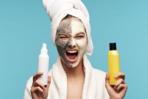 una ragazza che prova delle creme diverse