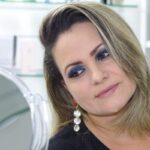 donna che si guarda allo specchio