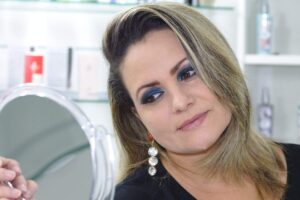 donna che si guarda allo specchio