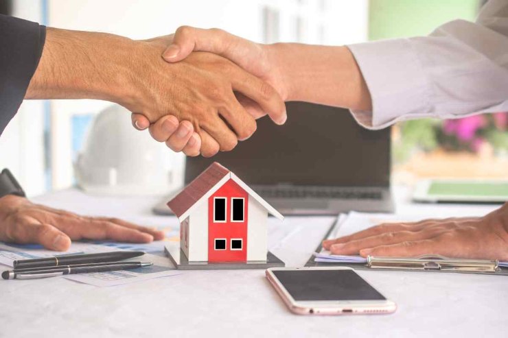 Stretta di mano e casa