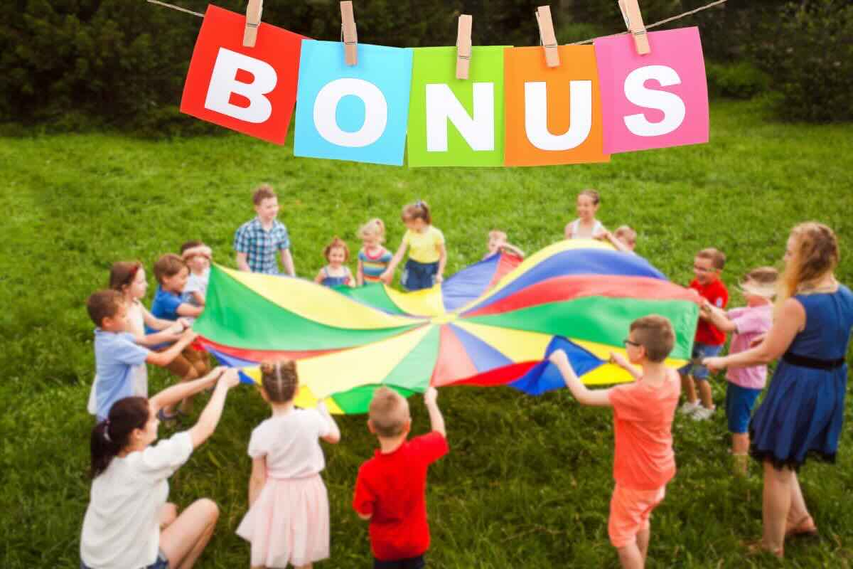 Bambini giocano con lenzuolo colorato e scritta bonus in alto