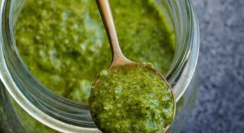 Non è il solito pesto, ma questa ricetta è perfetta da spalmare sui crostini: così saranno (davvero) uno tira l’altro