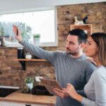 Coppia che guarda casa