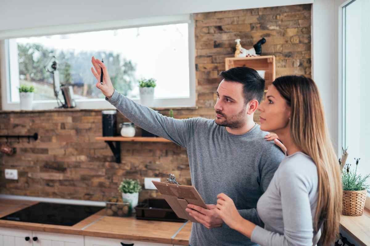 Coppia che guarda casa
