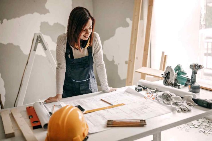 Donna con progetto ristrutturazione casa