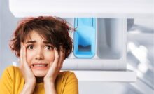 vaschetta detersivo lavatrice e donna spaventata