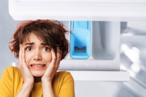 vaschetta detersivo lavatrice e donna spaventata