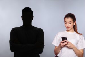 danna che messaggia con un uomo anonimo