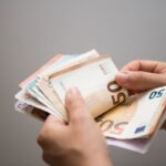 mani con banconote in euro