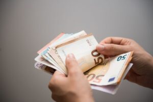 mani con banconote in euro