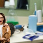bagno disordinato sullo sfondo e donna che ha un'idea