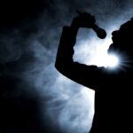 cantante al buio che canta