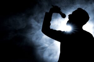 cantante al buio che canta