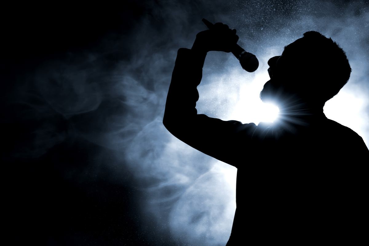 cantante al buio che canta