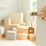 casa nuova come sfondo sfocato e porta che viene aperta con chiavi attaccate