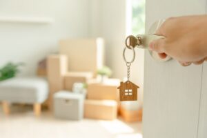 casa nuova come sfondo sfocato e porta che viene aperta con chiavi attaccate