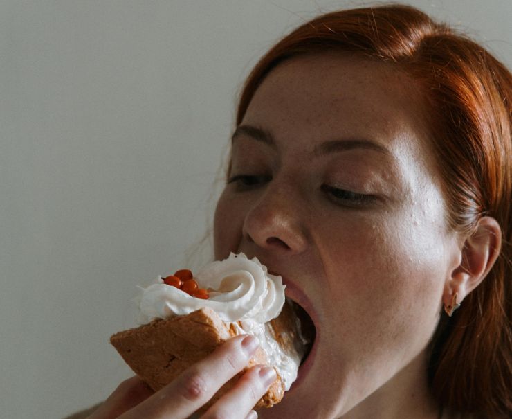 donna che mangia un dolce con la panna