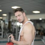 uomo che si allena in palestra