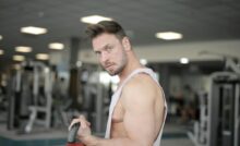 uomo che si allena in palestra