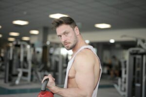 uomo che si allena in palestra