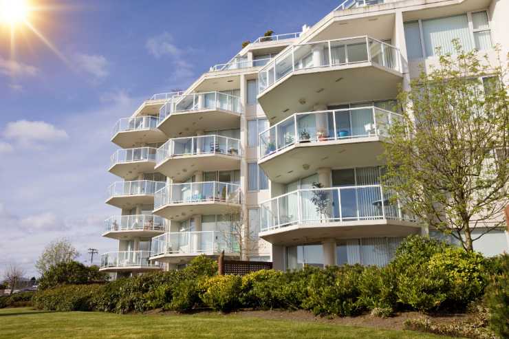 condominio moderno illuminato dal sole