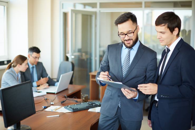 consulente finanziari che parla con cliente