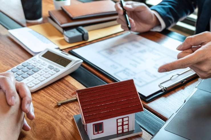 consulenza immobiliare con documenti sulla scrivania
