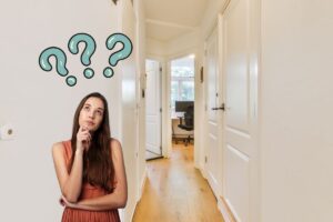 corridoio stretto e lungo e una ragazza dubbiosa