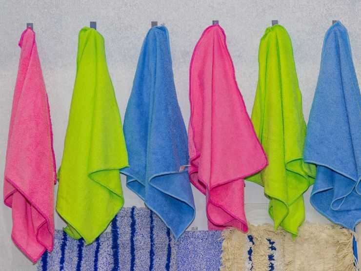 diversi panni in microfibra appesi al muro