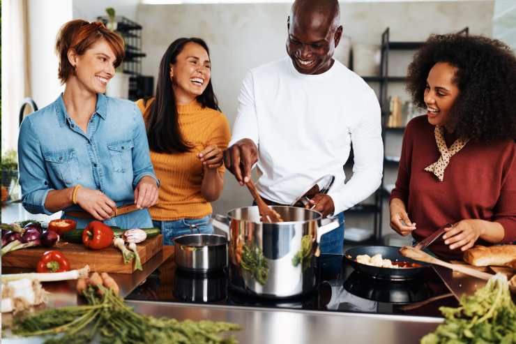 persone che cucinano