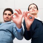uomo e donna vicini che fanno ok con le dita