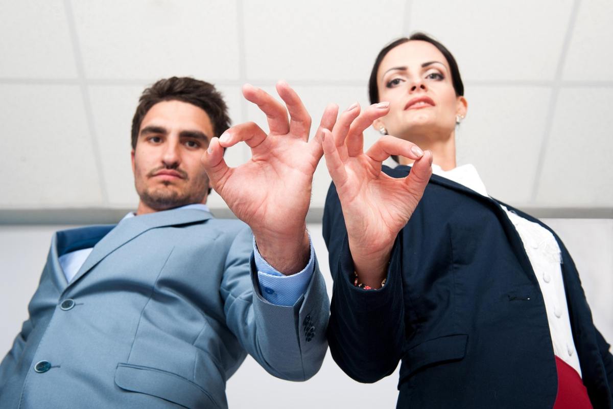 uomo e donna vicini che fanno ok con le dita