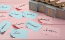 Bigliettini colorati rosa e azzurri con nomi bambini