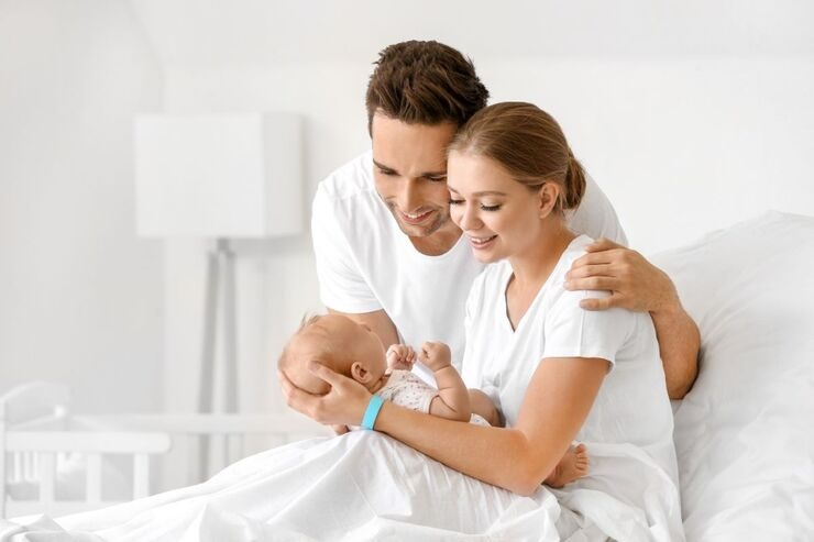 Mamma e papà guardano il loro nascituro